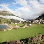 Ein Dorf in Sonne und Wolken