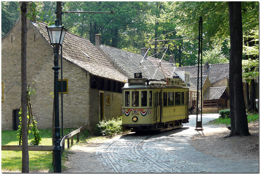 Ein Dorf perfekt mit einer Straßenbahn aus alter Zeit