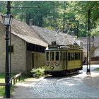 Ein Dorf perfekt mit einer Straßenbahn aus alter Zeit