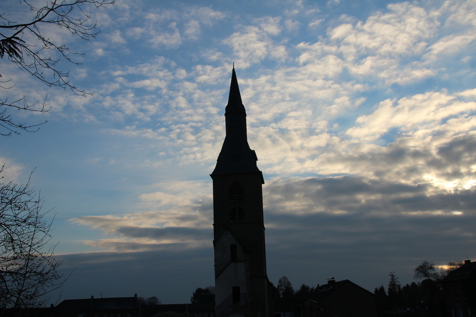 Ein Dorf verschwindet: Borschemich - Einsam ragt der Turm von St. Martinus ...