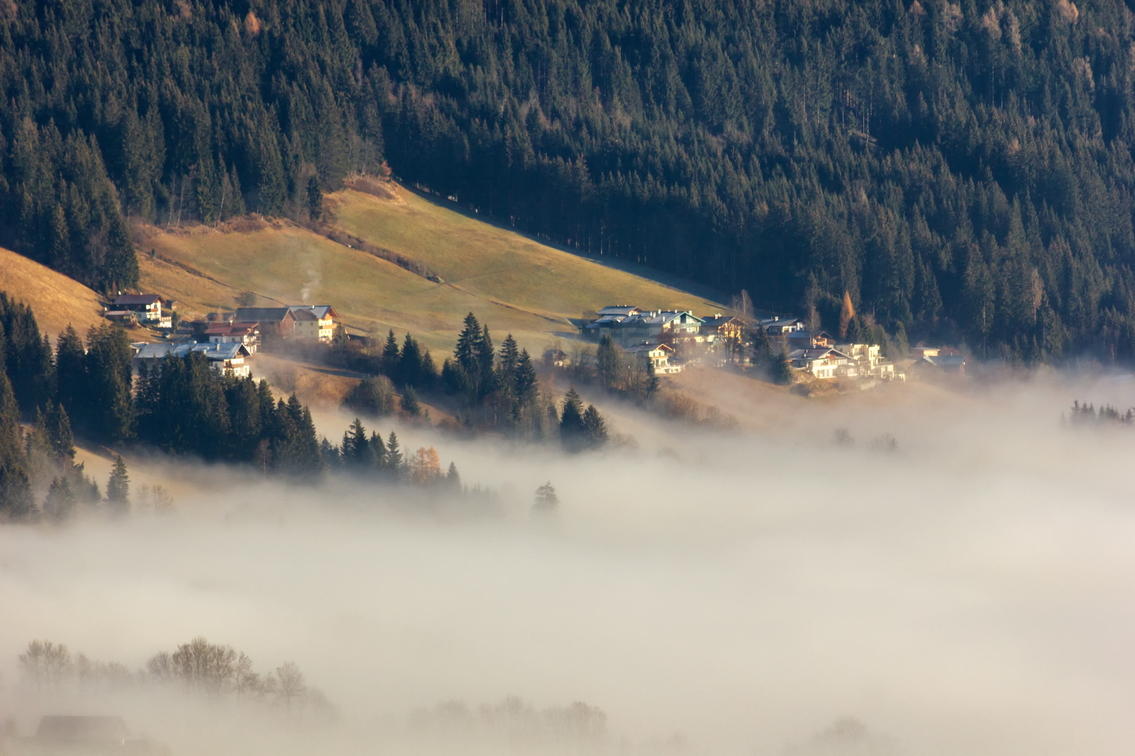 Ein Dorf verschwindet im Nebel