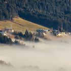 Ein Dorf verschwindet im Nebel