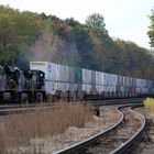 Ein Double Stack Container Freight Train erreicht die Stadtgrenze von Cresson, PA