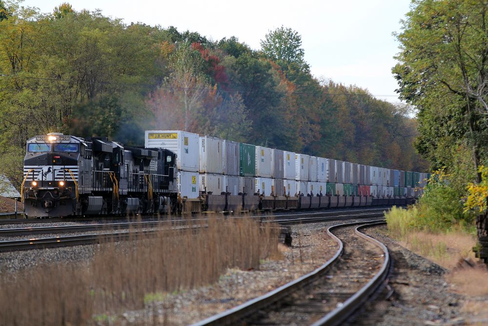 Ein Double Stack Container Freight Train erreicht die Stadtgrenze von Cresson, PA