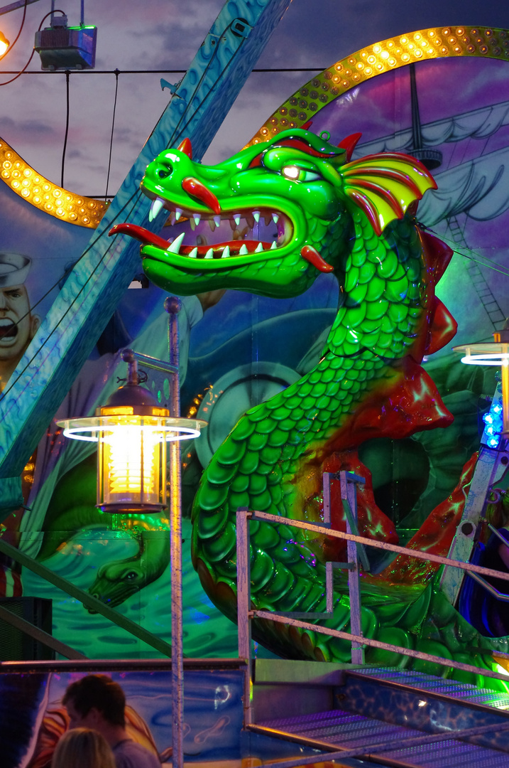 Ein Drache auf der Kirmes.