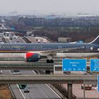 Ein Dreamliner über der Autobahn