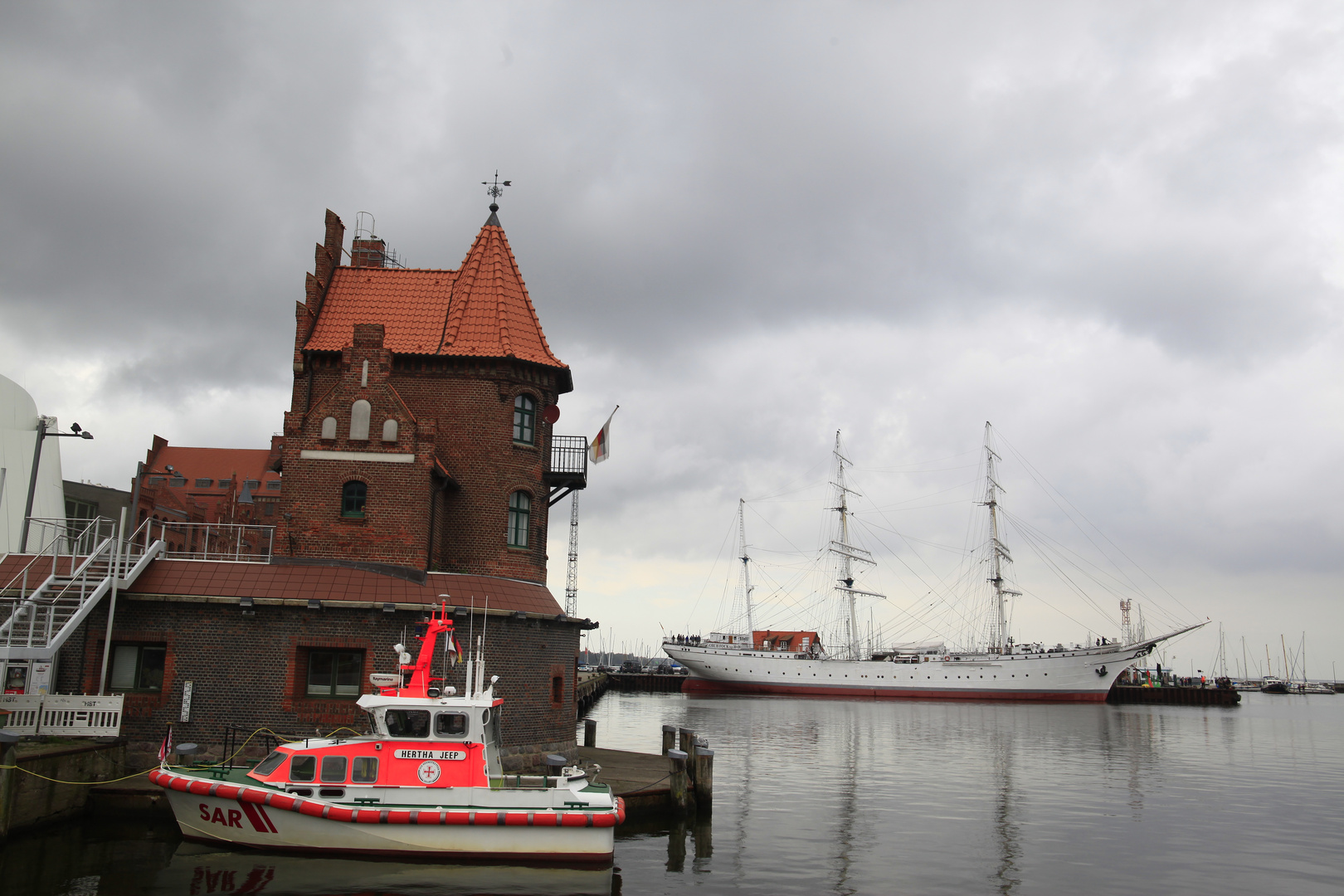 Ein Drei Master Segel Schiff ligt in Stralsund Am Lotzen Haus 