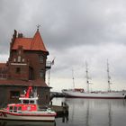 Ein Drei Master Segel Schiff ligt in Stralsund Am Lotzen Haus 