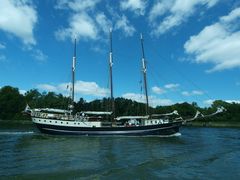 Ein Dreimaster REGINA MARIS auf dem Nord-Ostsee-Kanal