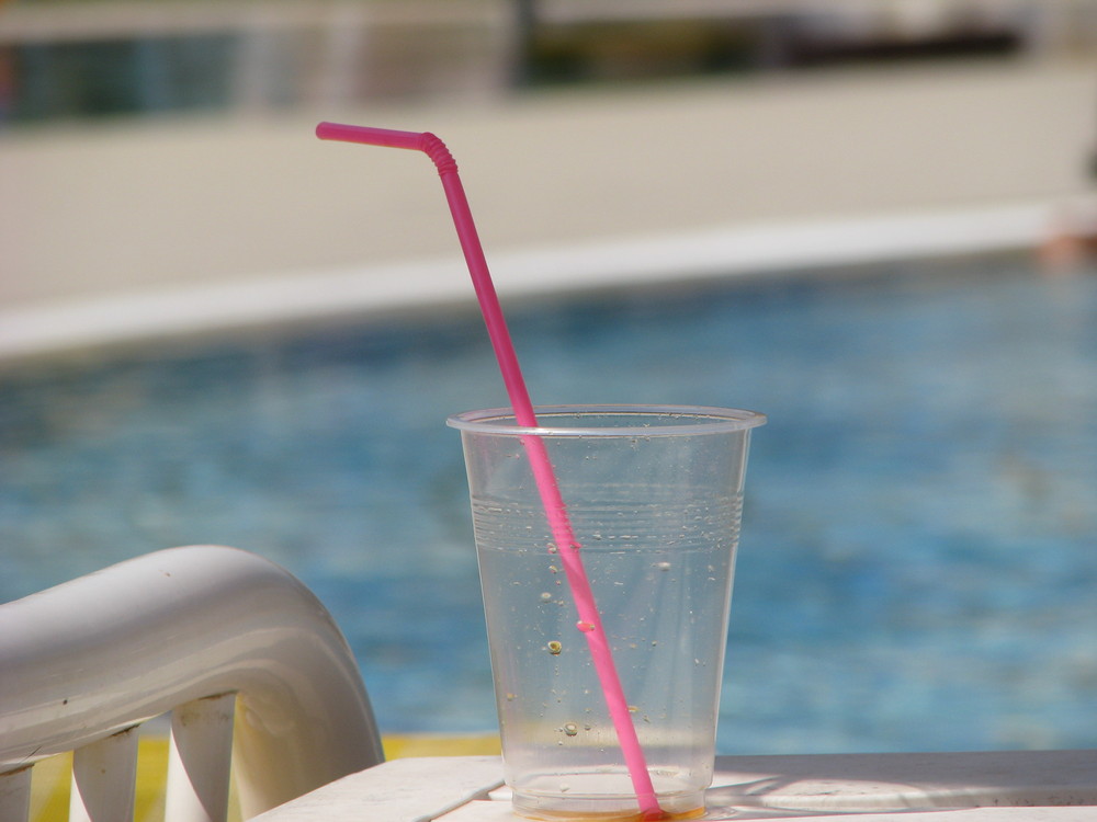 Ein Drink am Pool