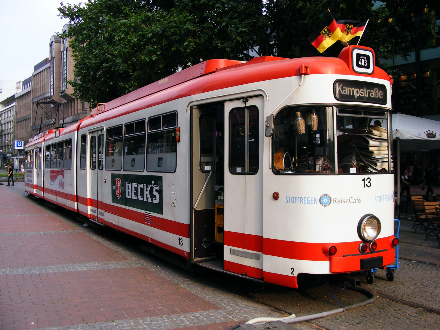 Ein DUEWAG-GT8 auf der Kampstraße.