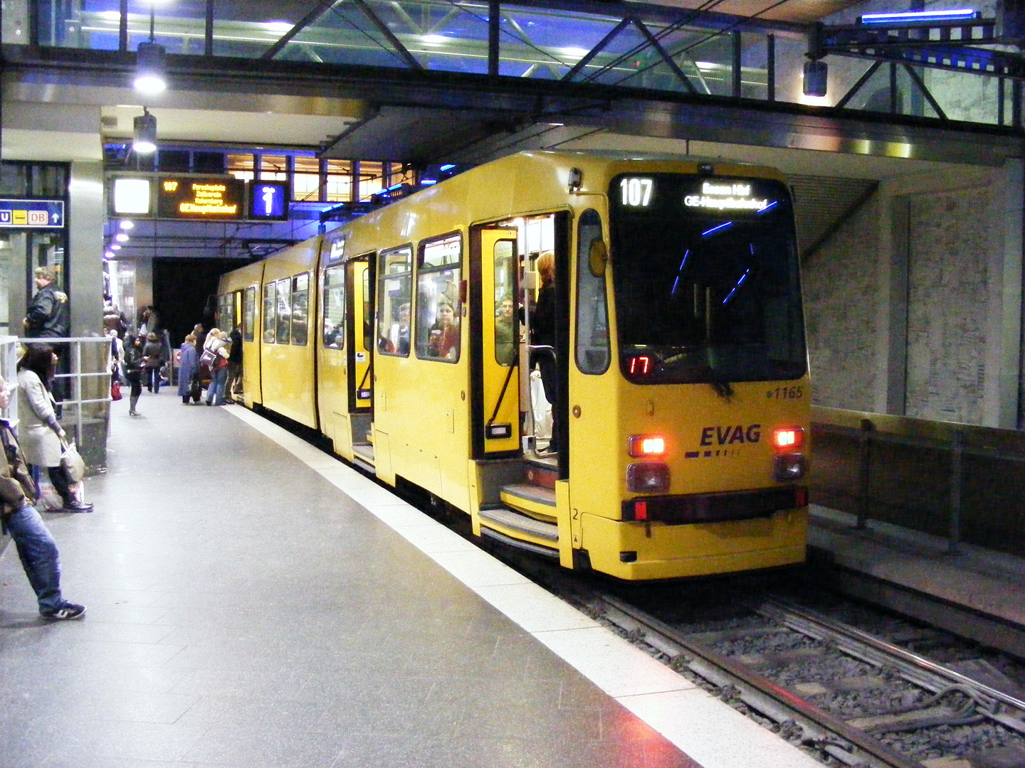 Ein DUEWAG-M8C im U-Bahnhof "Essen Hauptbahnhof"