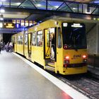 Ein DUEWAG-M8C im U-Bahnhof "Essen Hauptbahnhof"