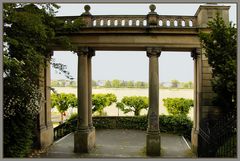 Ein Durchblick auf den Rhein in Bonn