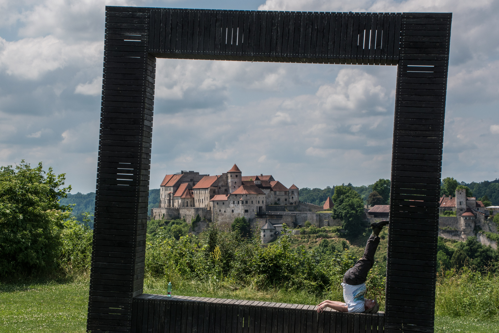 Ein Durchblick auf die Burg Burghausen