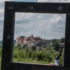 Ein Durchblick auf die Burg Burghausen