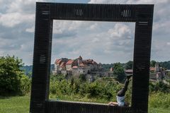 Ein Durchblick auf die Burg Burghausen