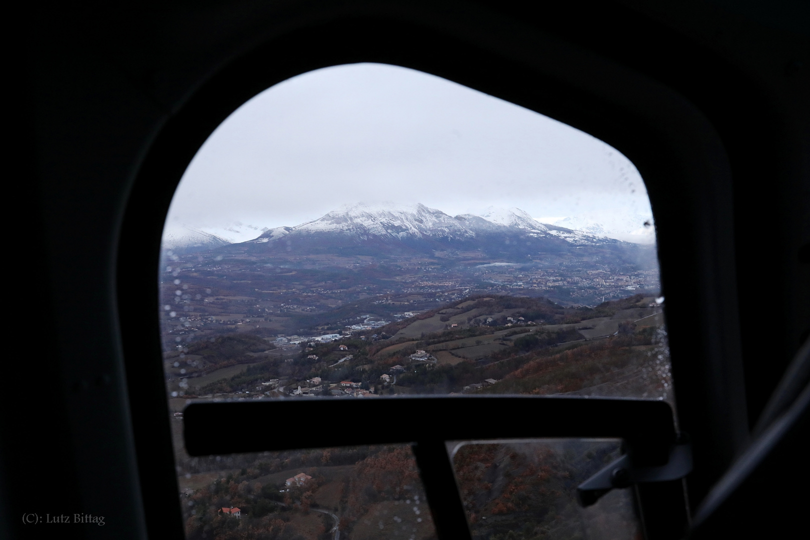 Ein Durchblick auf die Seealpen