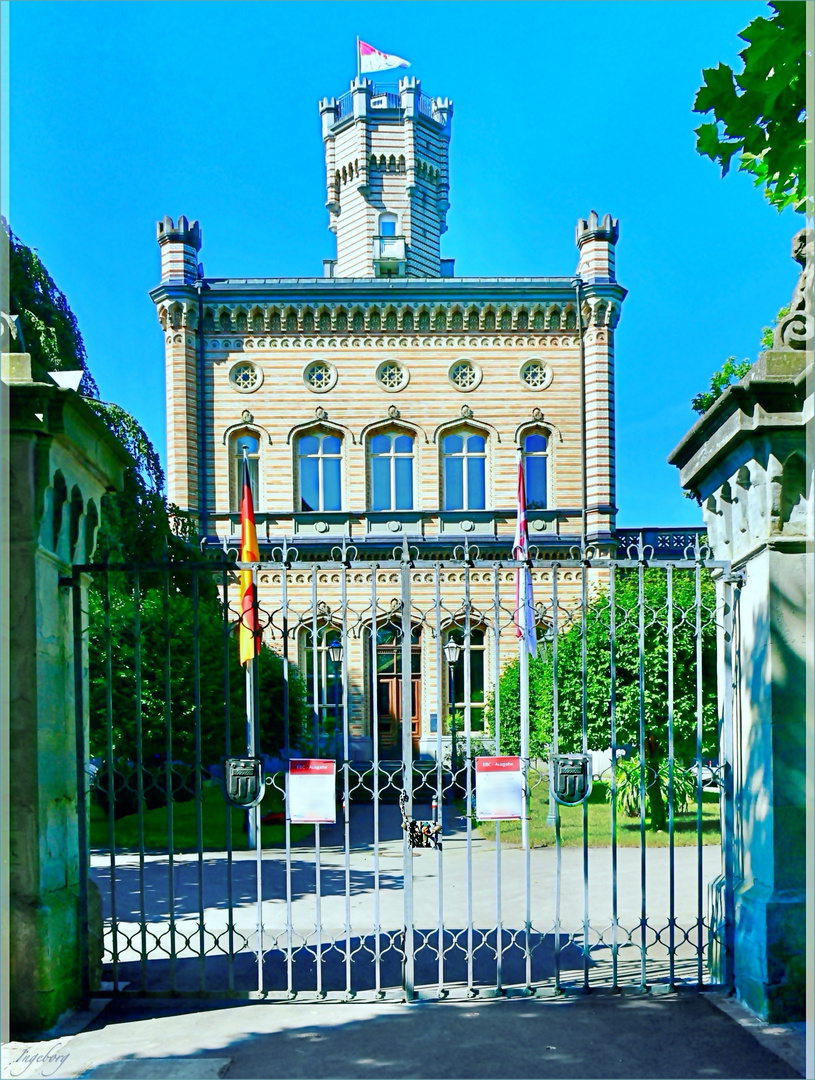 ein DURCHBLICK auf Schloss Montfort