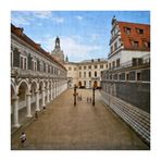 Ein Durchblick durch des Schlosses Lichtschutz-Screen - über den Stallhof zur Frauenkirche hin!