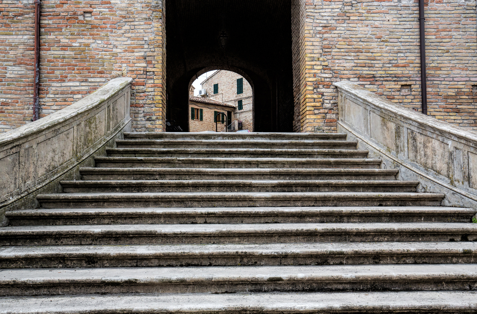 ein Durchblick ins centro storico von San Lorenzo in Campo