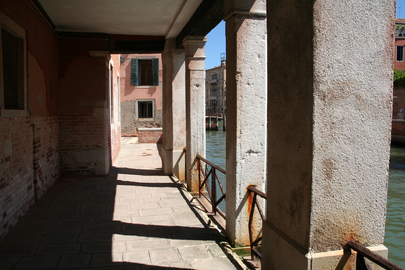 ein Durchgangsbereich in Venedig