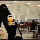 Ein durstig beauty in the airport of Doha