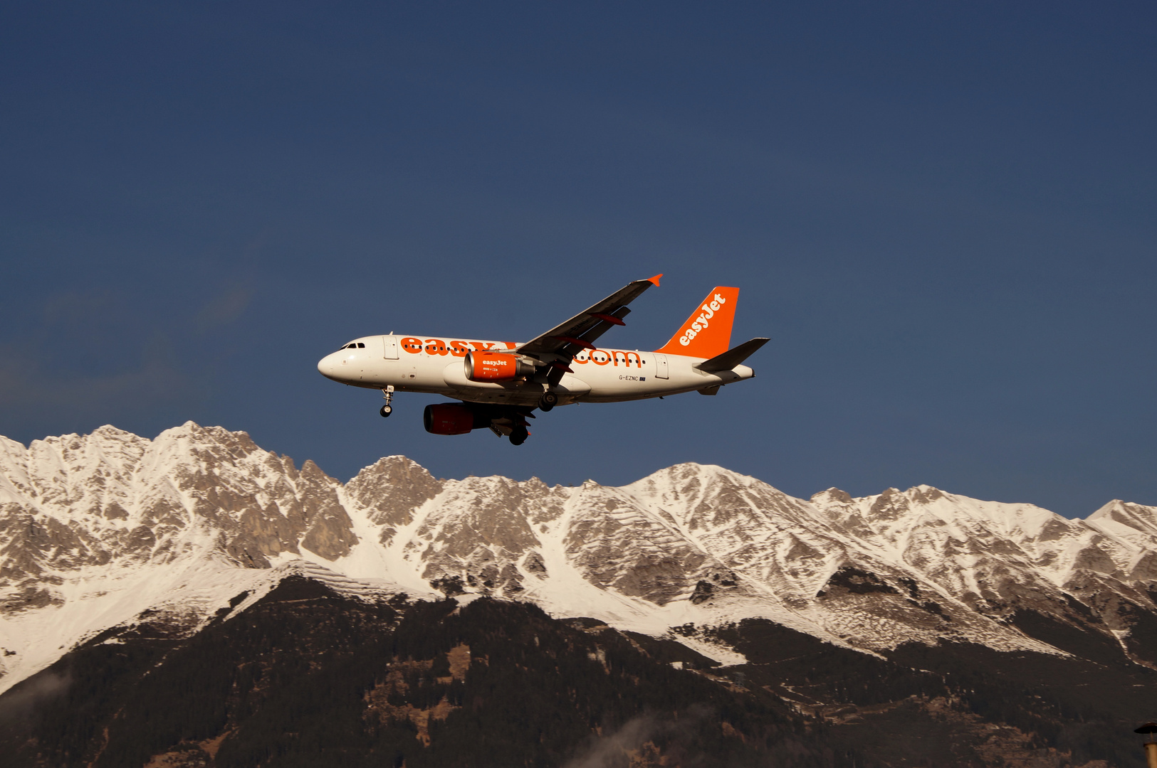 Ein easyJet in Anflug auf Innsbruck