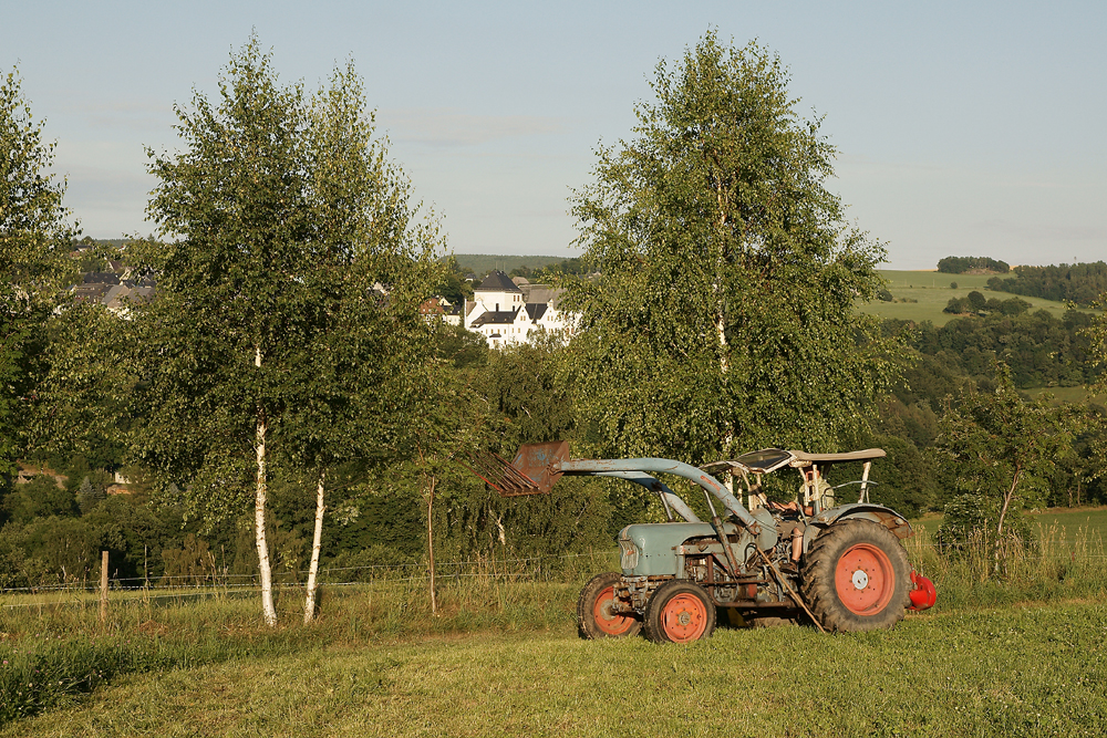 ein Eicher Traktor - Blick zum Schloss Wolkenstein