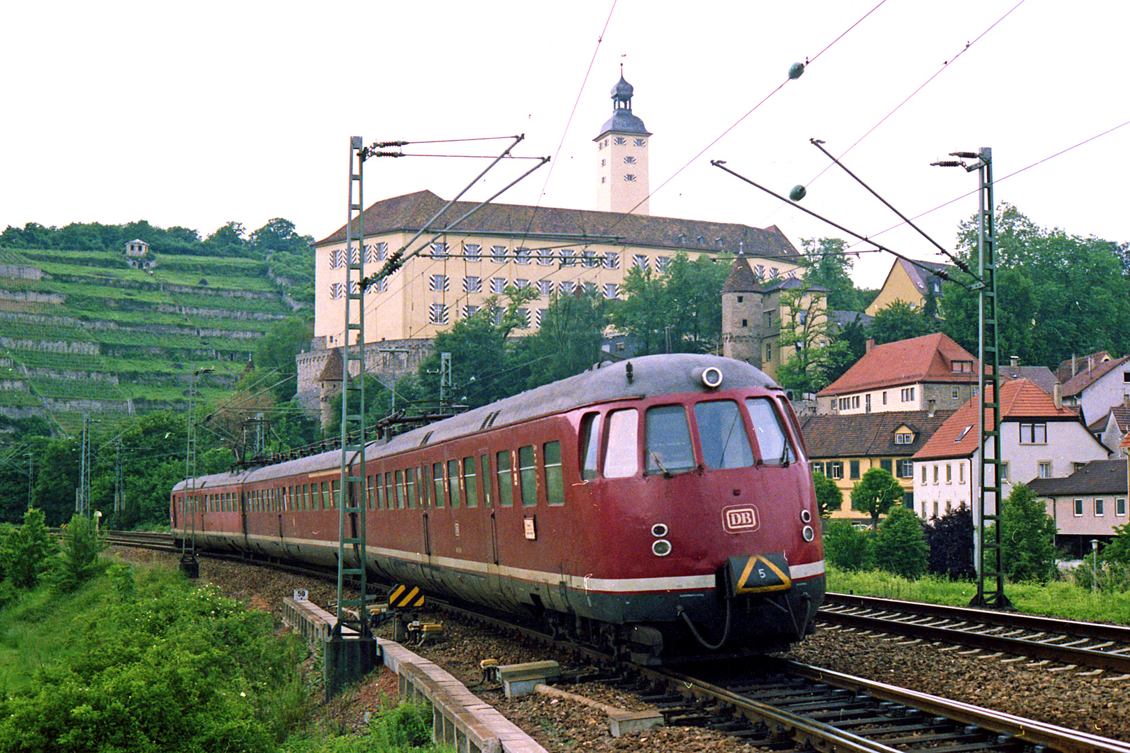 Ein Eierkopf der Baureihe 456 in Gundelsheim