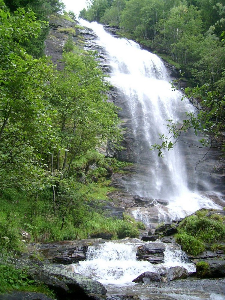 ein einfacher kleiner wasserfall