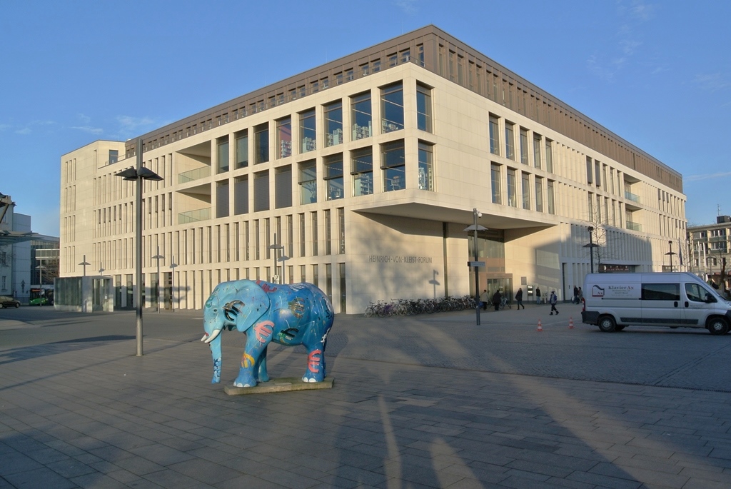 Ein einsamer Elefant auf dem Bahnhofsvorplatz vor dem Kleist-Forum in Hamm (Westf.)