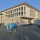 Ein einsamer Elefant auf dem Bahnhofsvorplatz vor dem Kleist-Forum in Hamm (Westf.)