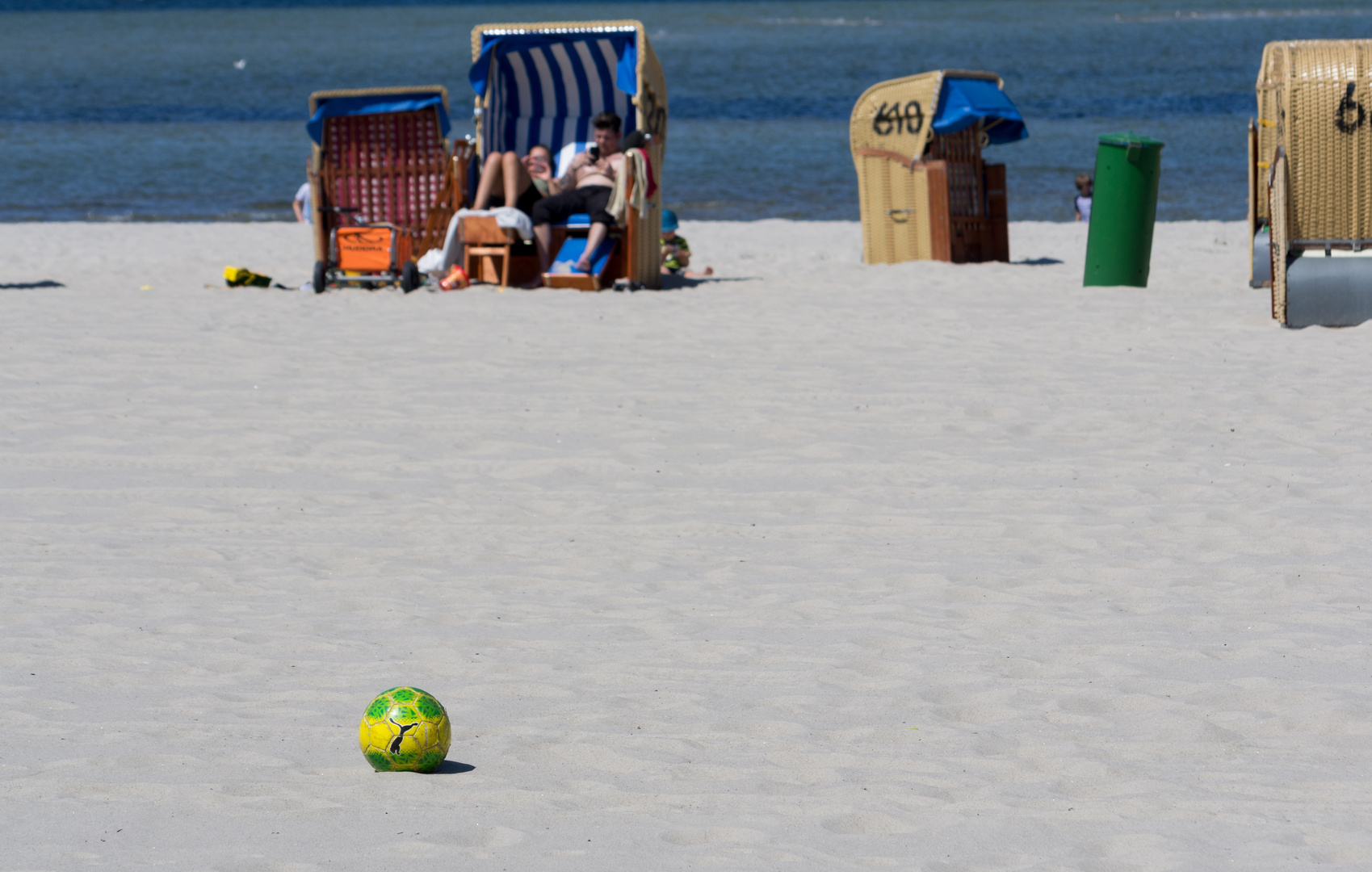 Ein einsamer Fußball !