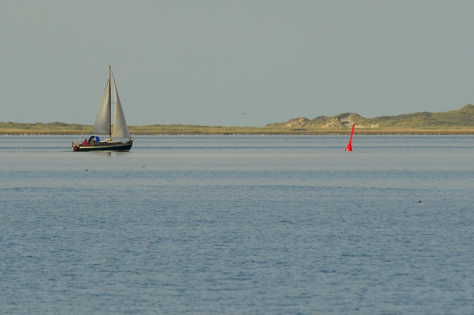 Ein einsamer Segler im Wattfahrwasser zwischen Neuharlingersiel und Spiekeroog ...