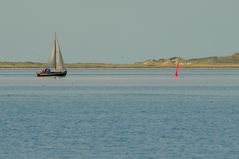 Ein einsamer Segler im Wattfahrwasser zwischen Neuharlingersiel und Spiekeroog ...