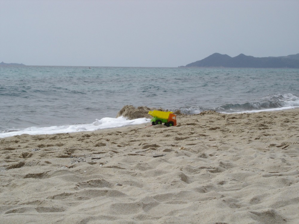 Ein einsamer spielzeugkipper am Strand...