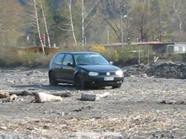 Ein einsames Auto im Flussbett