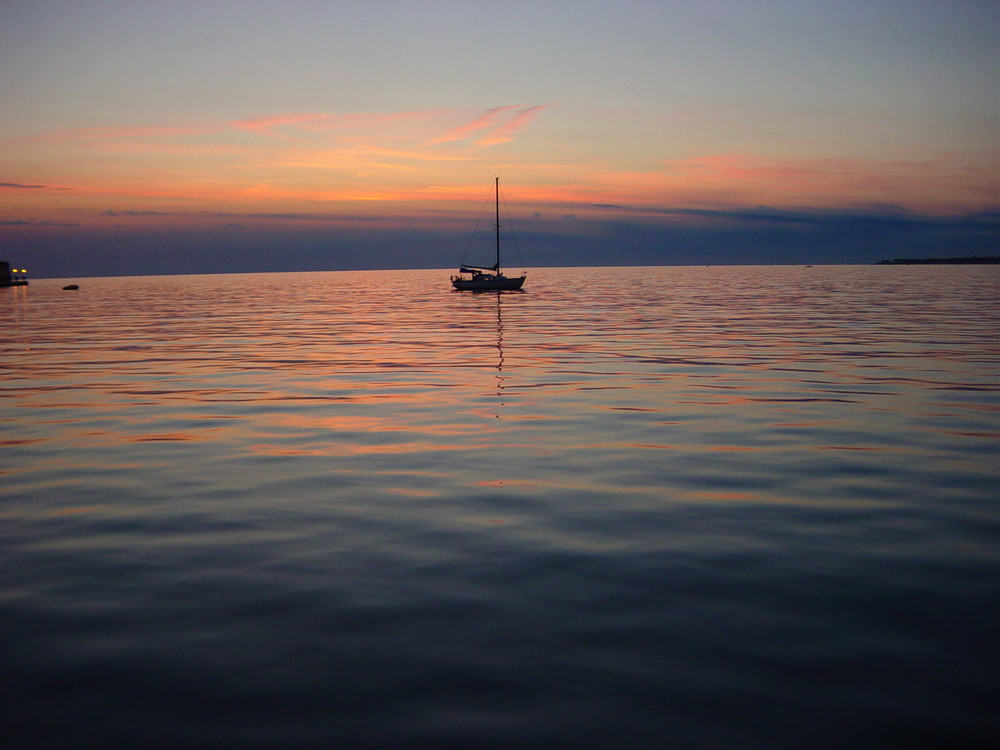 ein einsames Boot im Abendrot