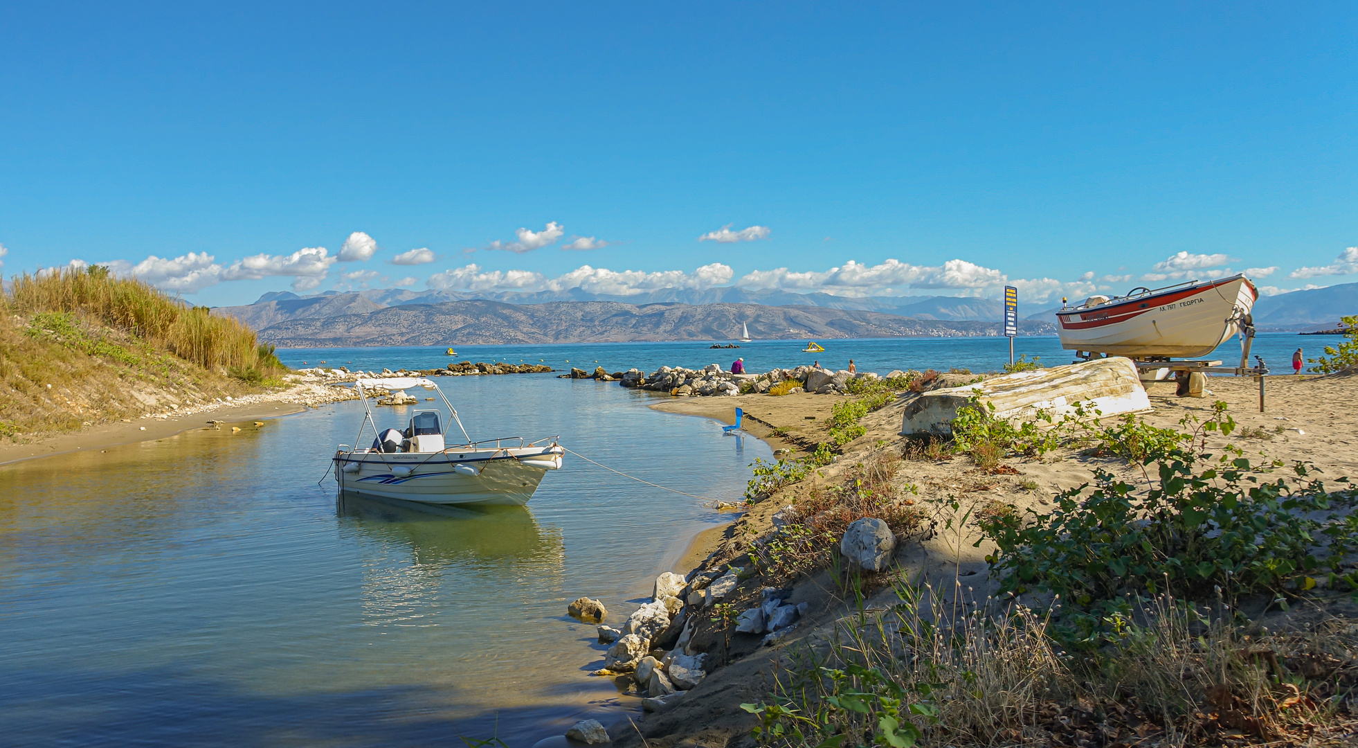Ein einsames Boot in der Bucht auf Korfu