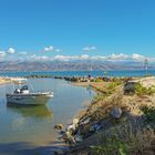 Ein einsames Boot in der Bucht auf Korfu