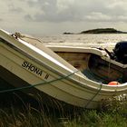 Ein einsames Fischerboot am Strand der Insel Jura