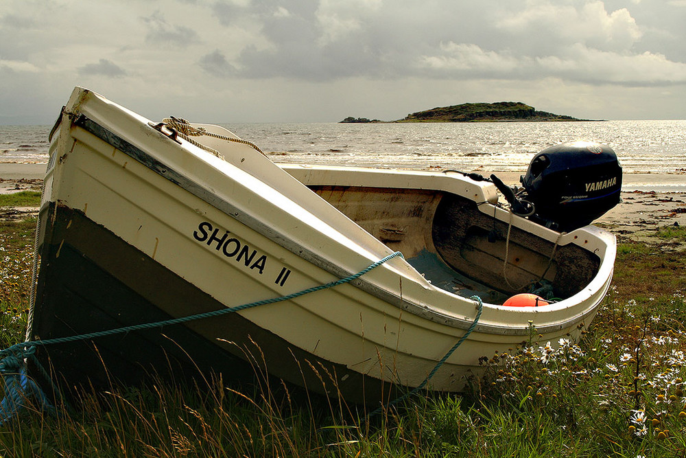 Ein einsames Fischerboot am Strand der Insel Jura