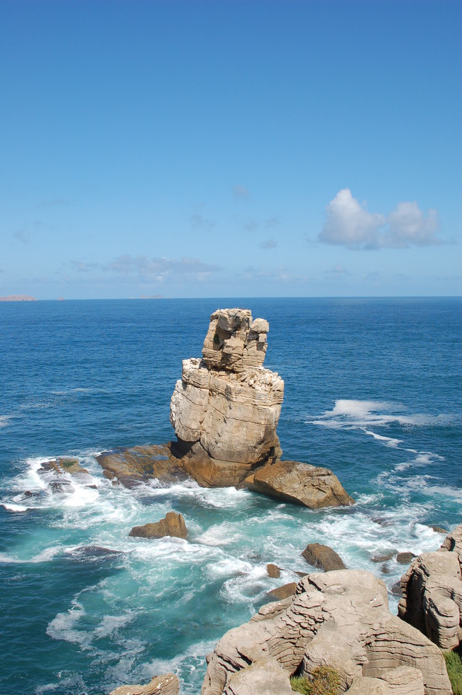 Ein eisamer Felsen im Atlantik