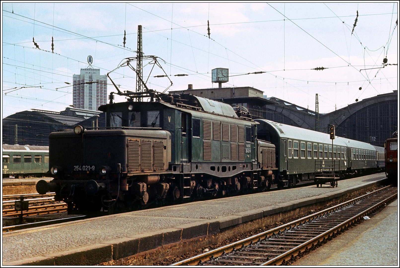 Ein Eisenschwein vor einen Interzonenzug ! _ ;-)