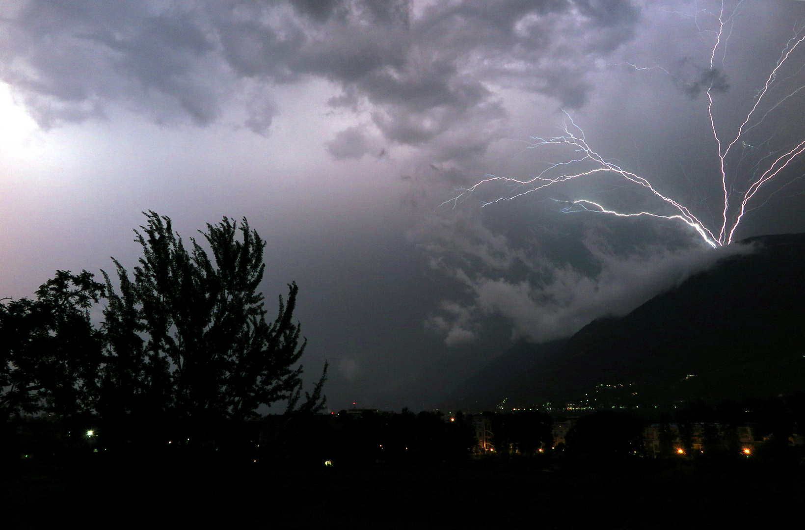 Ein Erde-Wolken-Blitz fotografiert während eines Gewitters in Meran (Italien) am 30-07-2016.