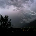 Ein Erde-Wolken-Blitz fotografiert während eines Gewitters in Meran (Italien) am 30-07-2016.