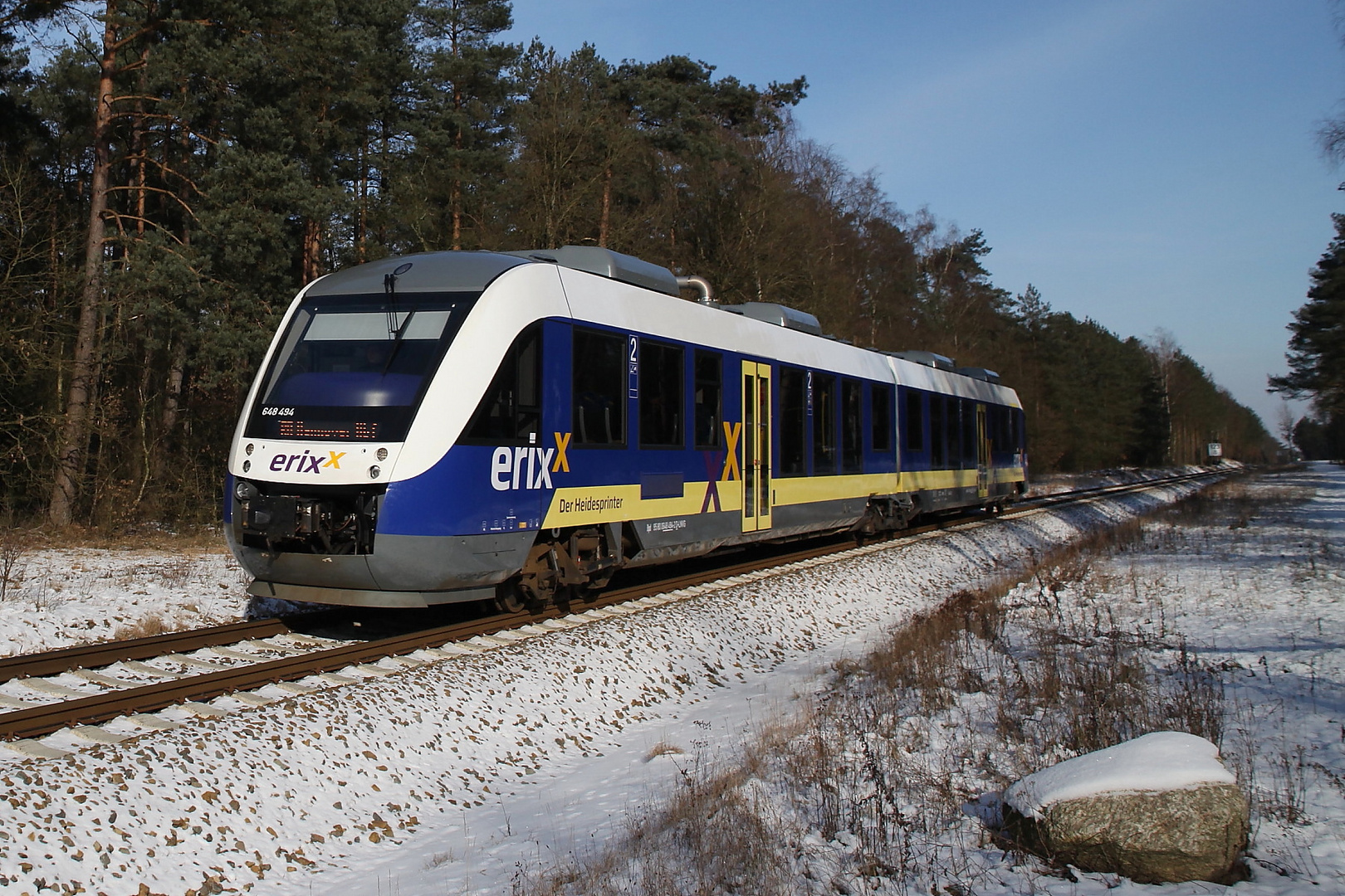 Ein erixx-Triebwagen ist am 5.2.2012 auf der Heidebahn zwischen Buchholz und Soltau unterwegs.