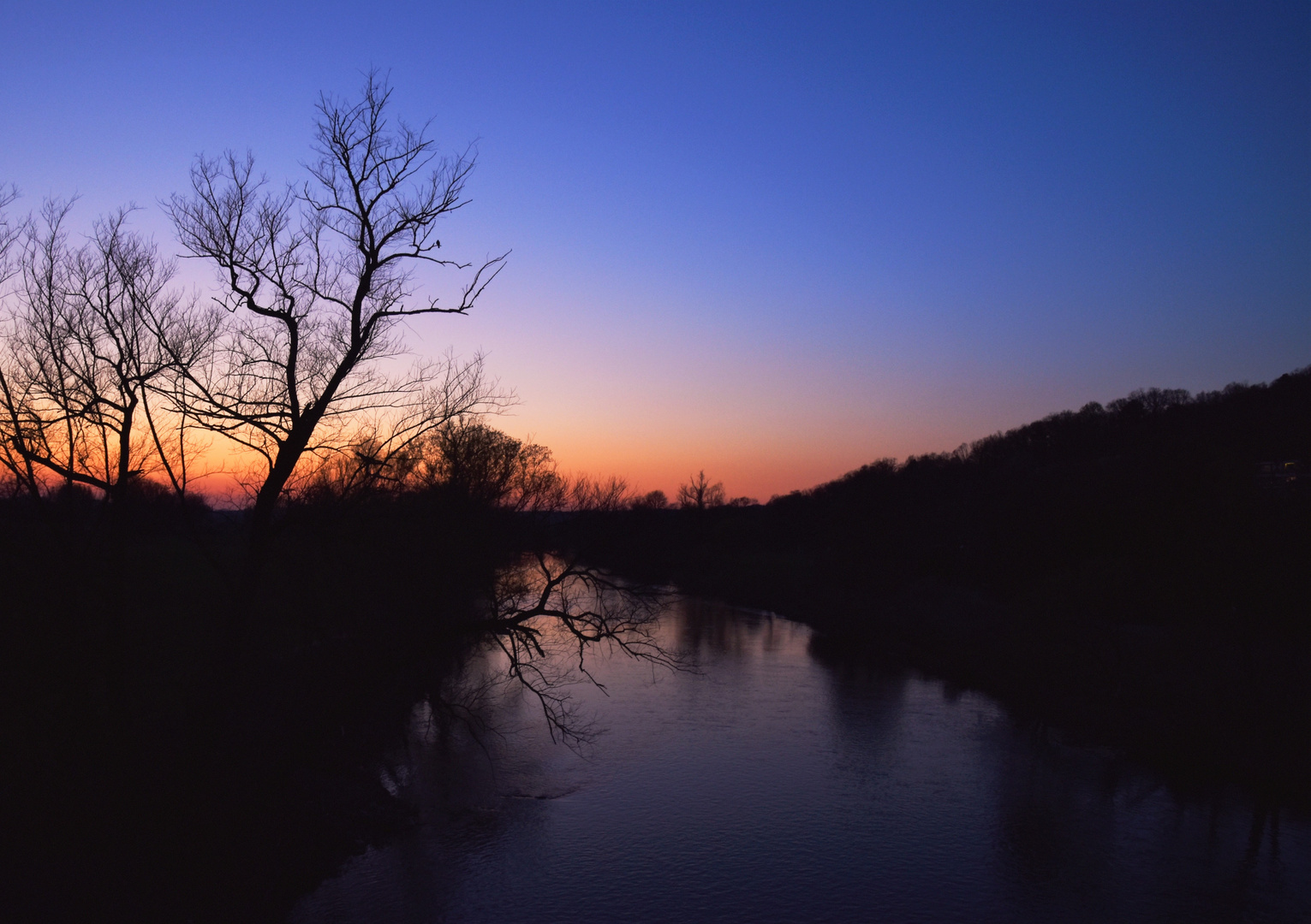 ...  Ein Erlebnis ... Blaue Stunde am Fluß ...