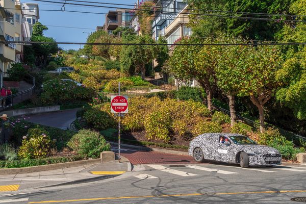 Ein Erlkönig auf der Lombard Street in San Francisco
